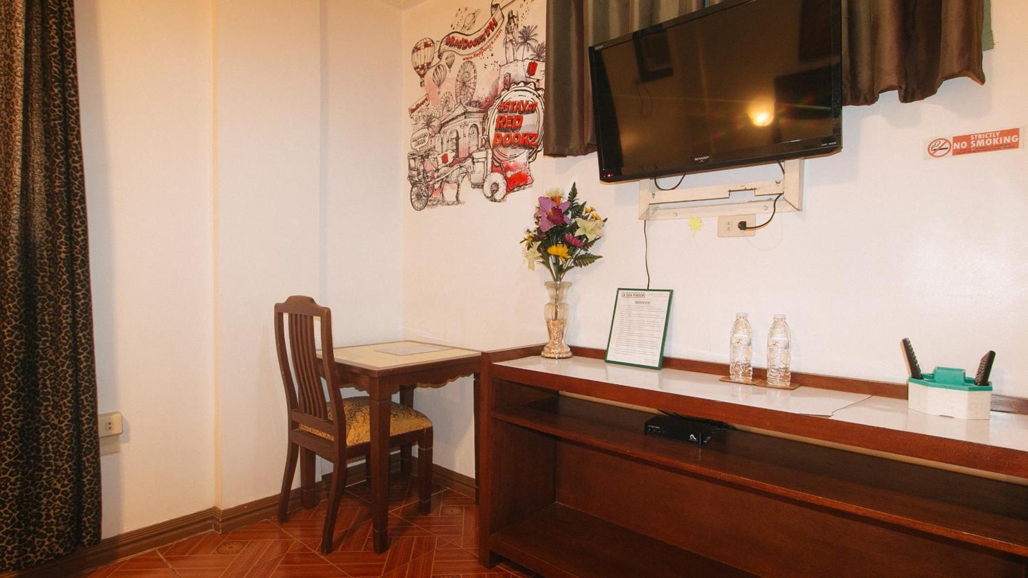 Reddoorz At La Casa Guesthouse Former Reddoorz At Tamarind Street Angeles City Exterior photo